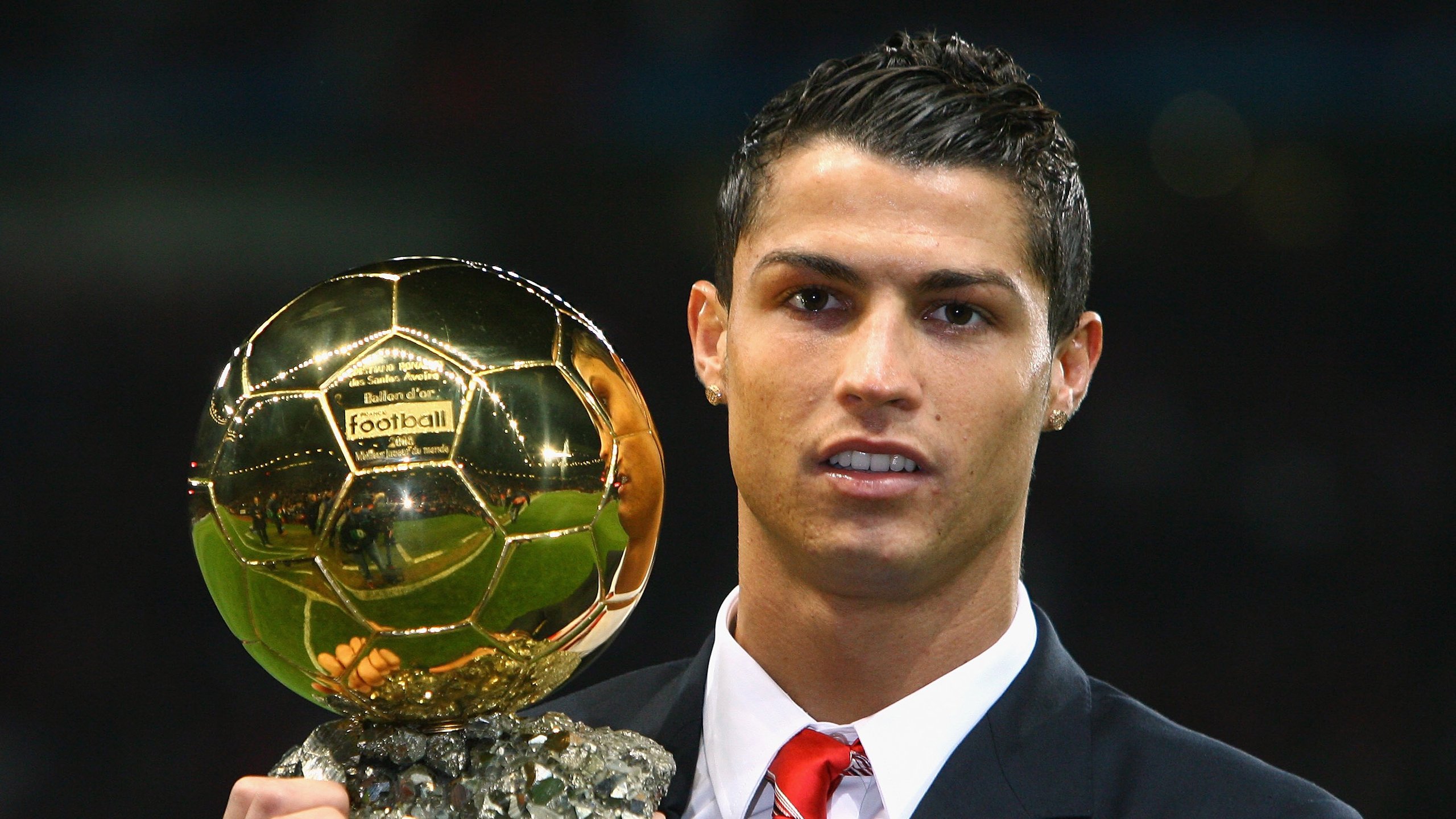 决赛门票一售而空,城市陷入狂欢氛围,决赛流程